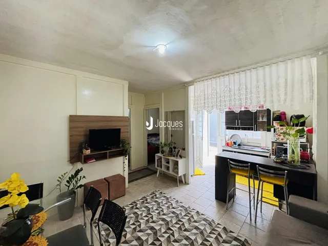 Sala de estar com piso de cerâmica e decoração moderna.