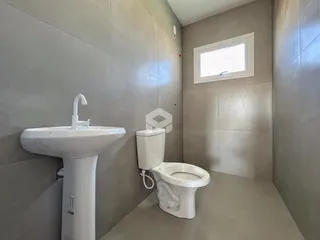 Foto de um banheiro com pia e vaso sanitário em Lajeado.