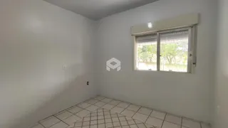 Ambiente interno de uma sala com piso de cerâmica clara.