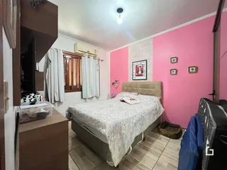 Quarto com cama e armário de madeira na sala.