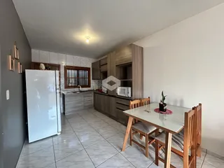 Imagem de uma cozinha e sala de jantar em um imóvel no Brasil.