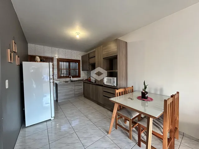 Imagem de uma cozinha e sala de jantar em um imóvel no Brasil.