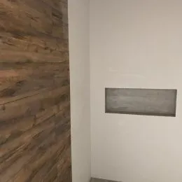 Parede de madeira com textura visível em um ambiente interno.