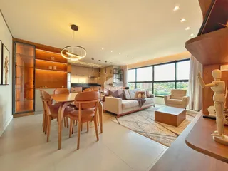 Sala de estar e jantar com vista para a paisagem.