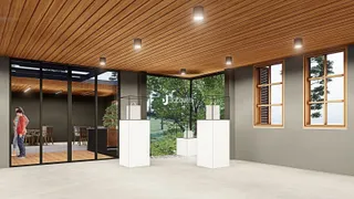 Vista interna de um ambiente moderno com pé direito alto e grandes janelas.