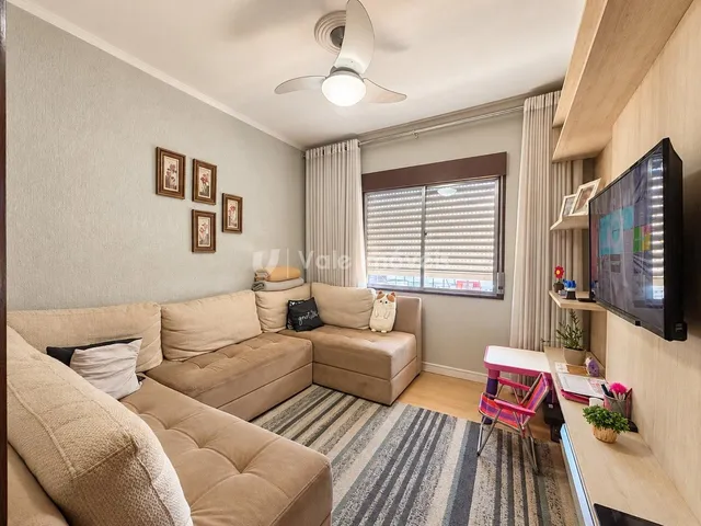 Sala de estar com sofá e decoração em um apartamento.