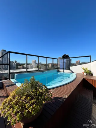 Piscina externa com vista panorâmica da paisagem urbana.