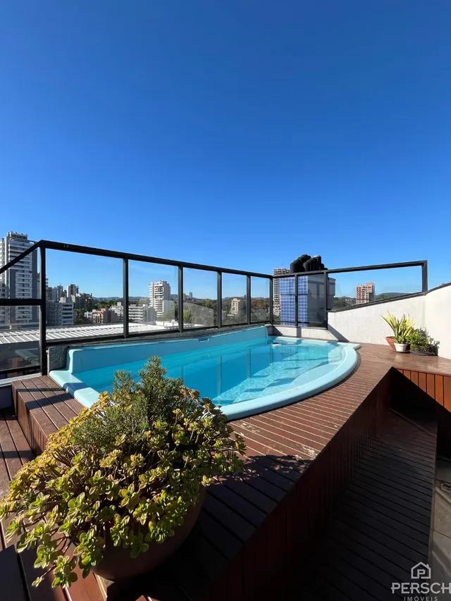 Piscina externa com vista panorâmica da paisagem urbana.