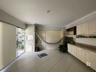 Ambiente interno com piso de cerâmica e decoração suspensa.