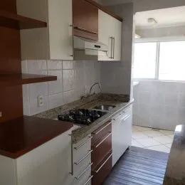Foto de uma cozinha mostrando armários superiores e bancada.