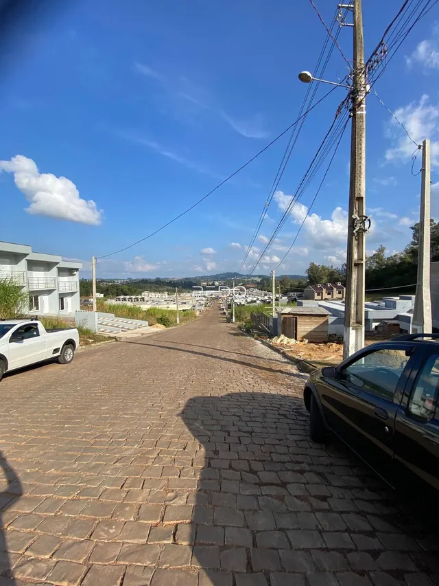 Vista da rua pavimentada em uma área residencial no Lajeado, Brasil.