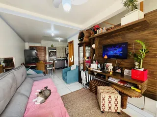Sala de estar com sofá e área de jantar em imóvel no Brasil.