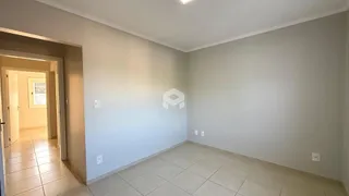 Hall de entrada com piso de cerâmica claro.