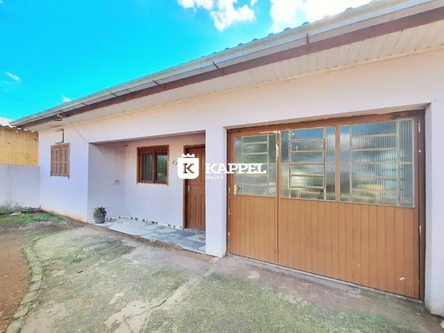 Fachada externa de uma residência branca com garagem e área externa.