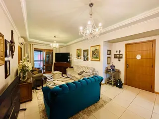 Sala de estar com sofá azul e lareira em um imóvel no Brasil.