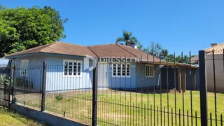 Fachada de uma casa em Lajeado, Brasil, com cerca de ferro.