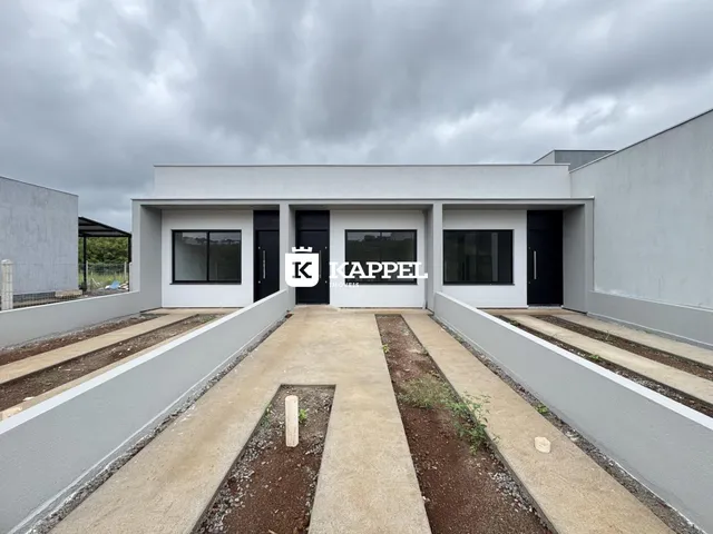 Fachada moderna de uma residência com revestimento branco e escuras.