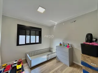 Quarto com cama e armário em ambiente claro.