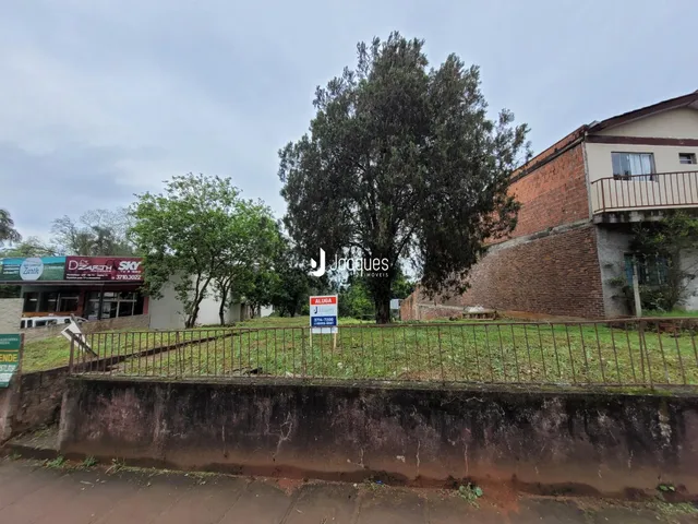 Vista externa de uma propriedade com cerca e muro de contenção em Lajeado.
