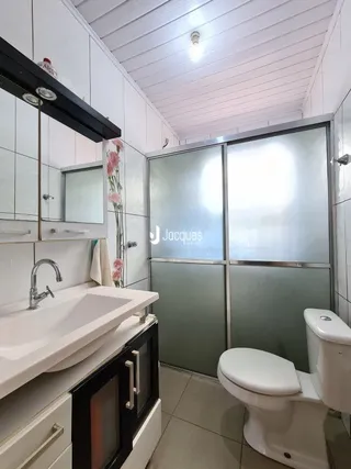 Foto de um banheiro com revestimento cerâmico.