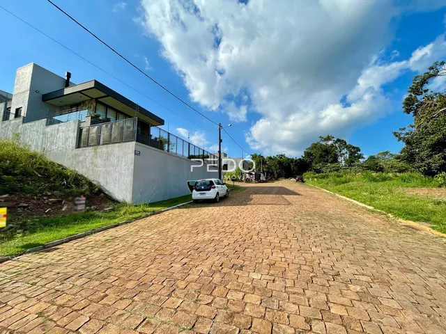 A fachada de uma residência em Lajeado, Brasil, com uma entrada pavimentada.