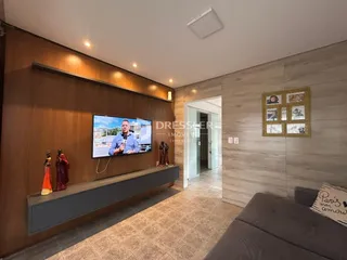 Sala de estar com parede de madeira e televisão.