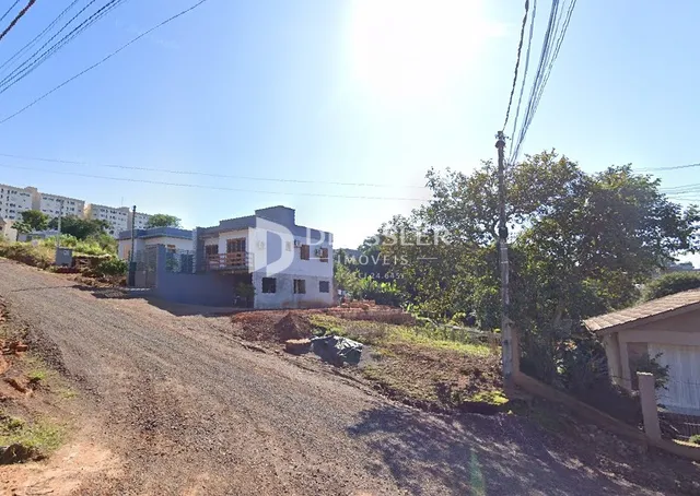 Vista externa de uma propriedade em Lajeado, Brasil, mostrando um terreno inclinado.