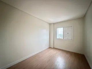 Foto de um cômodo interno com piso de madeira e uma janela.