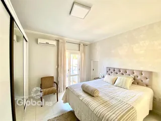 Quarto com cama e janela em um imóvel em Lajeado, Brasil.