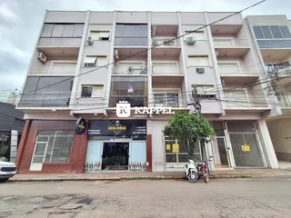 Fachada de um prédio comercial em Lajeado, Brasil, com uma loja no térreo.