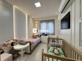Quarto bem iluminado com cama e móveis brancos.