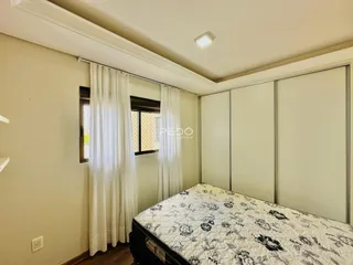 Quarto interno com janela e cortinas brancas.