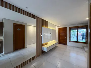 Sala de estar com piso de cerâmica clara e detalhes em madeira.