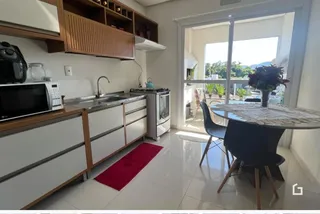 Vista da cozinha e sala de jantar com portas de vidro.