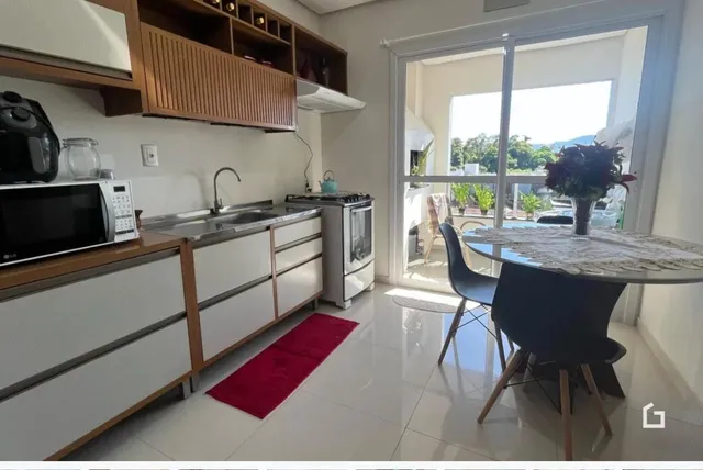 Vista da cozinha e sala de jantar com portas de vidro.