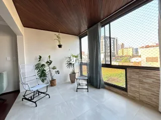 Sala de estar com grande janela de vista para o exterior.