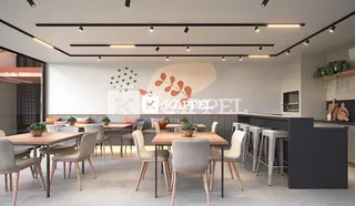 Ambiente interno com mesas e cadeiras em um espaço de jantar moderno.