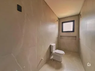 Foto de um corredor com um banheiro em um imóvel.