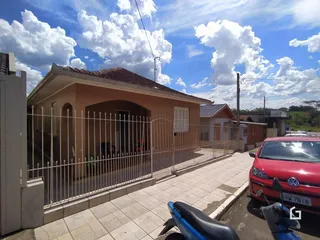 Fachada de residência em Lajeado, Brasil, com cerca e calçada.
