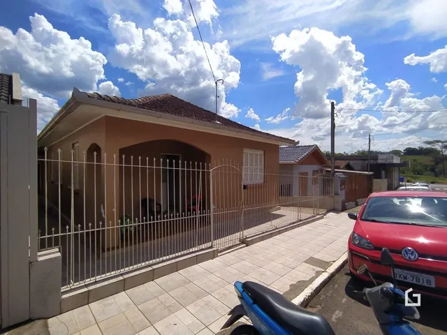 Fachada de residência em Lajeado, Brasil, com cerca e calçada.