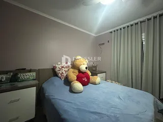 Quarto com cama e cortinas.
