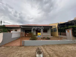 Fachada de uma residência em Lajeado, Brasil, com cerca e portão de ferro.