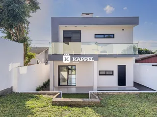 Fachada de uma casa moderna com varanda em Lajeado, Brasil.