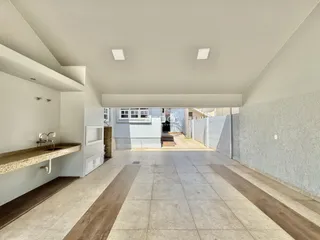 Hall de entrada com piso de cerâmica e área externa visível.