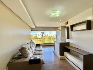 Sala de estar com sofá e vista para o exterior.