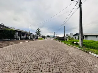 Vista da rua pavimentada e da fachada de uma propriedade em Lajeado, Brasil.