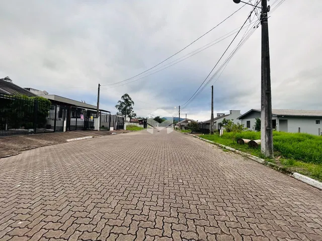 Vista da rua pavimentada e da fachada de uma propriedade em Lajeado, Brasil.
