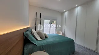 Quarto com cama e armários em um apartamento.