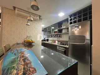 Vista da cozinha moderna com ilha e eletrodomésticos em Lajeado.