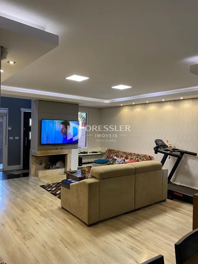 Sala de estar com piso de madeira e lareira.